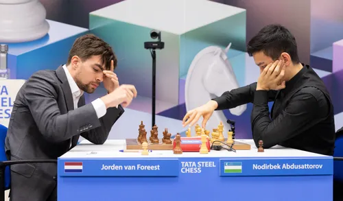 Jorden van Foreest op weg naar winst op Nodirbek Abdoesattorov