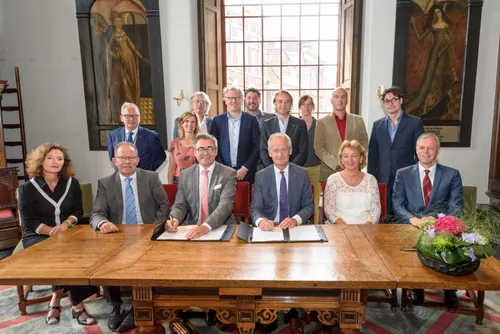 overzichtsfoto ondertekening ambtelijke samenwerkingsovereenkomst pr communicatie gemeente zandvoort