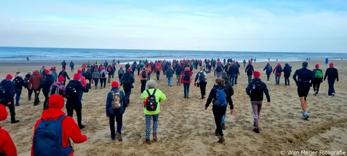 Lopers vanuit Katwijk massaal het strand op