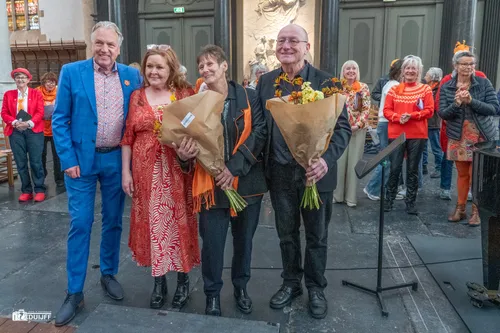 fredie en anderen in de bloemen