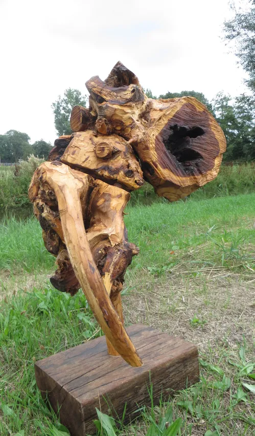 Kees Nanne De Danser olijfhout 90cm hoog[9]