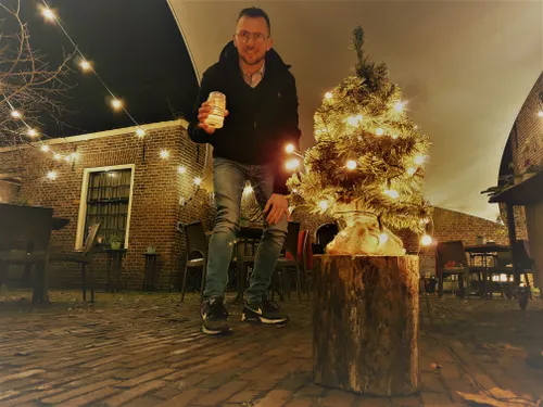 pablo van dick op de plek waar in december een metershoge wensboom komt te staan