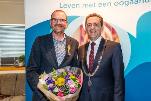 burgemeester bezuijen reikt koninklijke onderscheiding uit aan de heer jan vreeburg 4