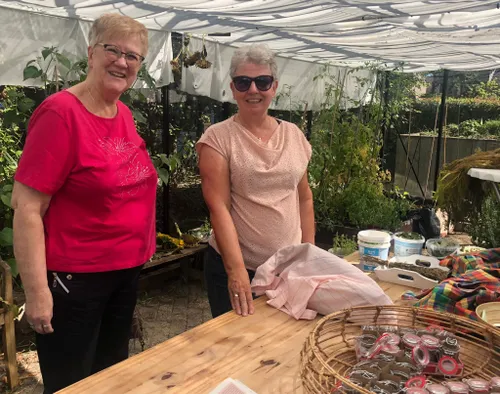 de voorbereidingen voor burendag zijn in wijktuin noordhove in volle gang foto stichting piezo