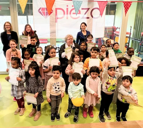 diplomas voor de deelnemertjes van de voorleesexpress foto stichting piezo