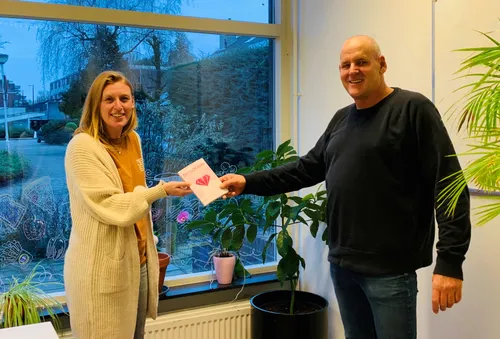 overhandiging boek piezologie fotograaf stichting piezo