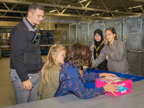 piezo talentenacademie brengt een werkbezoek aan dhl foto 1 fotograaf jeroen stahlecker