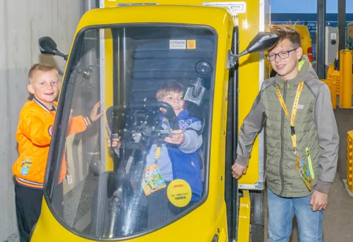 piezo talentenacademie brengt een werkbezoek aan dhl foto 2 fotograaf jeroen stahlecker