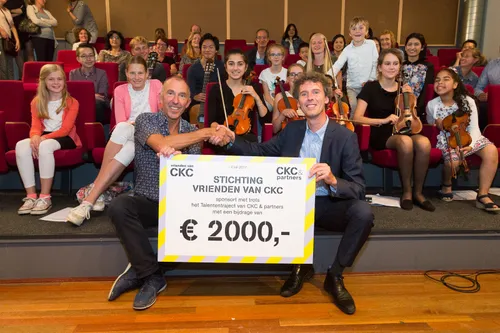 2017 07 06 stichting vrienden van ckc reikt cheque uit