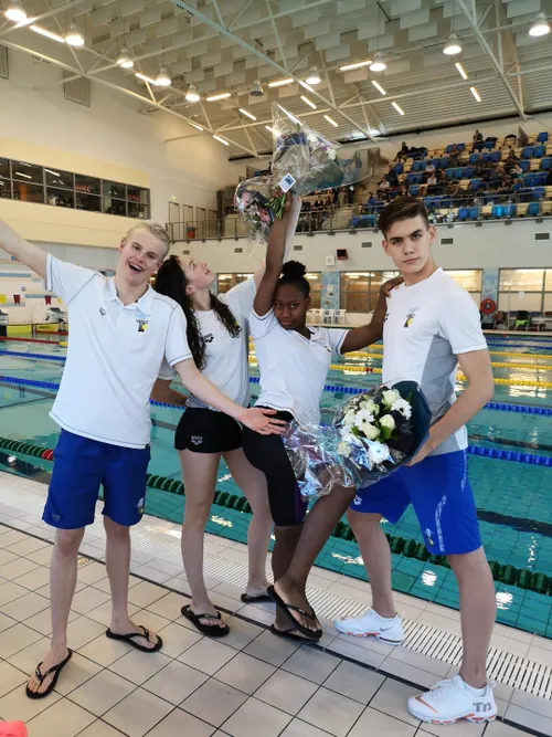 20181117wvz estafetteteam zwemt nl record13600