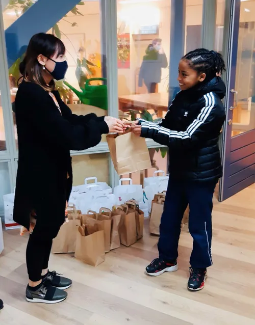 ambachtenwerkplaats deelt houtwerkpakketjes uit aan kinderen fotograaf stichting piezo