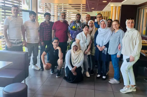 berhane midden samen met zijn klasgenoten op zijn werkplek waar hij ruim 800 participatie uren heeft gemaakt foto stichting piezo