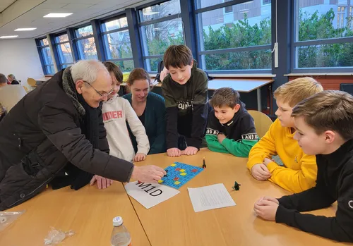 bezoekers presentatiemarkt bordspellen vermaken zich