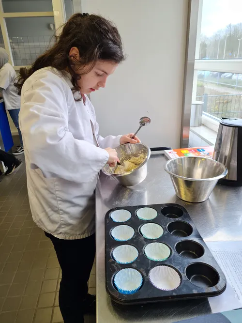 bianca bakt cupcakes voor haar maatje