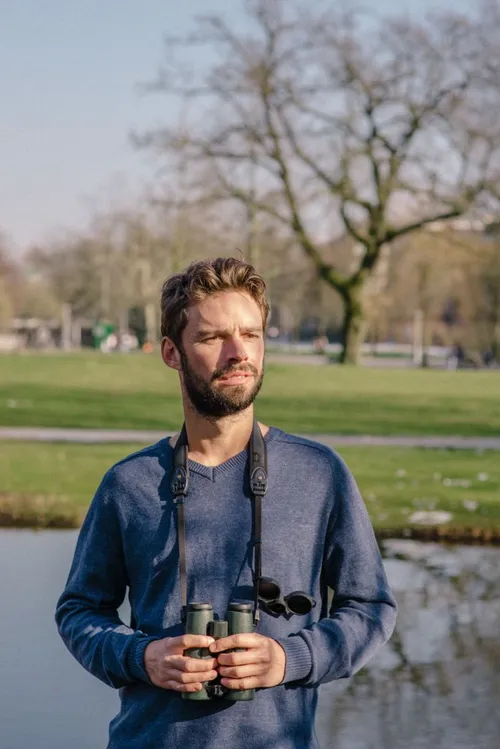 bijlage bij persbericht 7 arjan dwarshuis profielfoto met verrekijker15 0027309 kopie