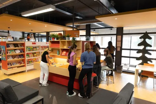 boeken uitzoeken op het leesplein onc clauslaan 1