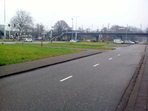 braakliggend grasvelden bij randstadrail station voorweg