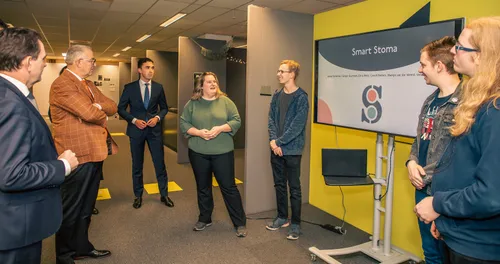 burgemeester aboutaleb en burgemeester bezuijen met studenten dif