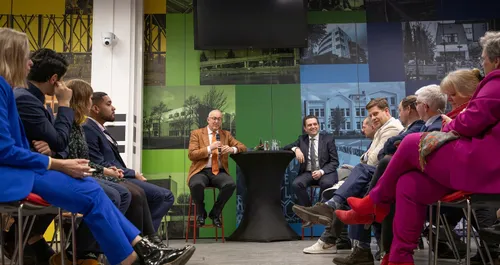 burgemeester aboutaleb in gesprek met raads en commissieleden zoetermeer