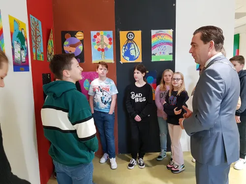 burgemeester bezuijen in gesprek met leerlingen onc parkdreef