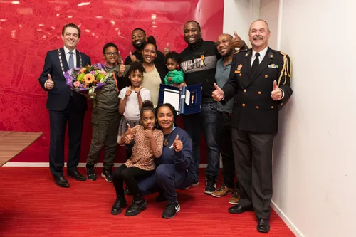 burgemeester bezuijen met jeffrey jerome en familie en plv commandant brandweer