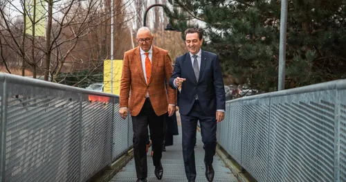 burgemeester bezuijen ontvangt burgemeester aboutaleb in dif