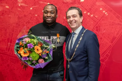 burgemeester bezuijen reikt erepenning uit aan jeffrey jerome