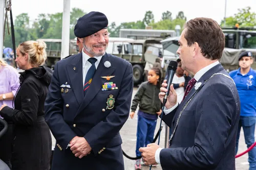 burgemeester bezuijen reikt gemeentepenning uit tijdens veteranenavond aan de heer peter mallee 4