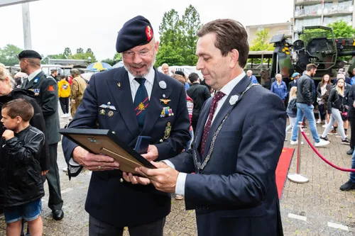 burgemeester bezuijen reikt gemeentepenning uit tijdens veteranenavond aan de heer peter mallee 6