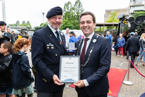 burgemeester bezuijen reikt gemeentepenning uit tijdens veteranenavond aan de heer peter mallee 7