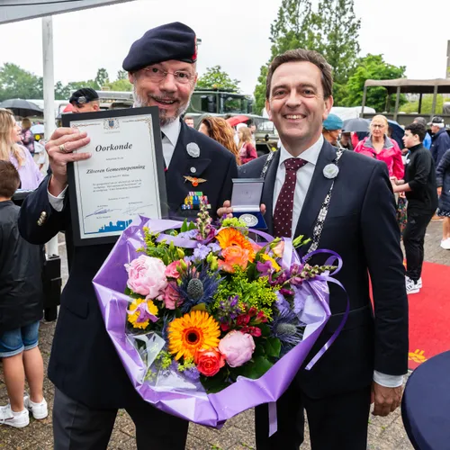 burgemeester bezuijen reikt gemeentepenning uit tijdens veteranenavond aan de heer peter mallee 8