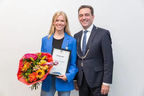 burgemeester bezuijen reikt jeugdlintje uit aan f van der zalm foto patricia munster 001