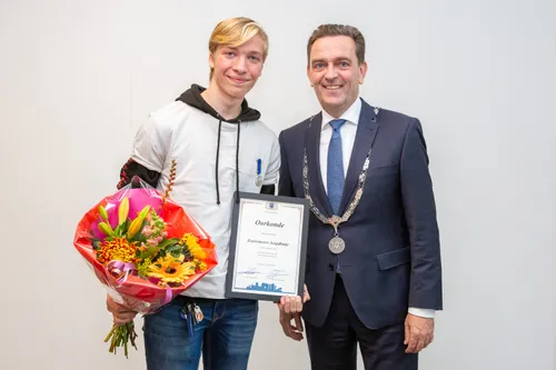 burgemeester bezuijen reikt jeugdlintje uit aan k van der voet foto patricia munster 001