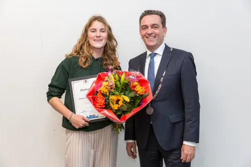 burgemeester bezuijen reikt jeugdlintje uit aan noa van der ploeg foto patricia munster 001