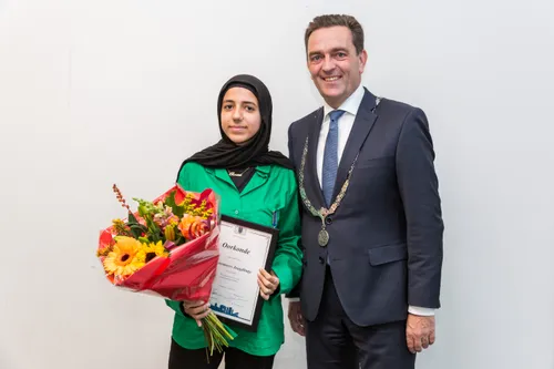 burgemeester bezuijen reikt jeugdlintje uit aan s rafat foto patricia munster 001