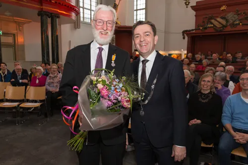 burgemeester bezuijen reikt koninklijke onderscheiding uit aan de heer ronald de jong 4