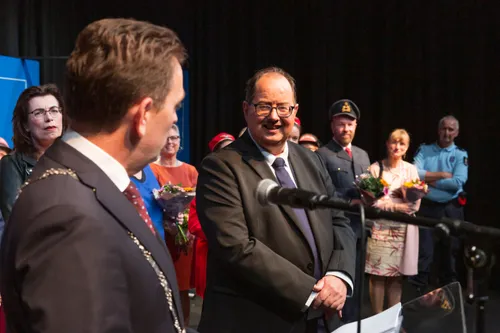 burgemeester bezuijen reilkt koninklijke onderscheiding uit aan de heer rob eichholtz 002