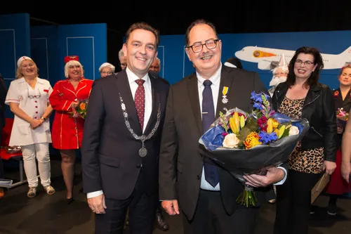 burgemeester bezuijen reilkt koninklijke onderscheiding uit aan de heer rob eichholtz 005