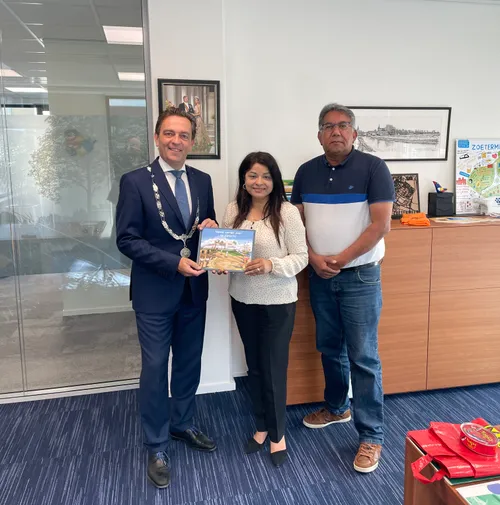 burgemeester michel bezuijen auteur rehana lalmahomed uitgever radjin thakoerdin