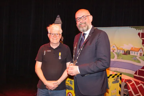 burgemeester vroom reikt koninklijke onderscheiding uit 07