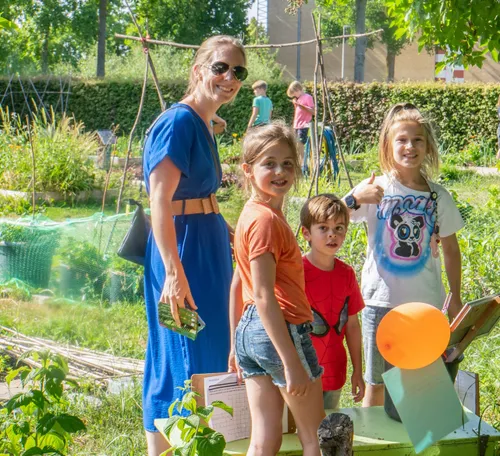 buurtbewoners genieten tijdens het midzomerfeest in wijktuin noordhove fotograaf jeroen stahlecker