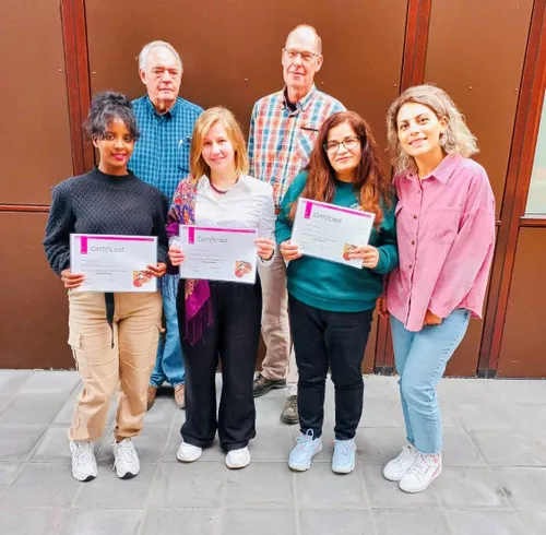 certificaten voor deelnemers aan de cursus opstap naar maatschappelijke participatie foto stichting piezo