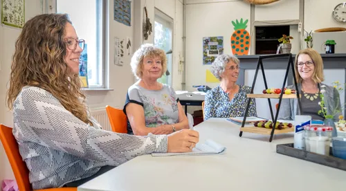 community managers voorleesexpress sluiten het voorleesseizoen af onder het genoet van een high tea fotograaf jeroen stahlecker