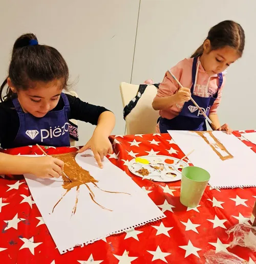 creatieve vrijdagmiddag voor kinderen en ouders bij inzet centrum foto stichting piezo