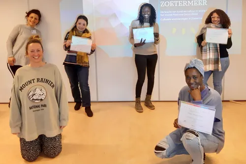 de eerste getrainde doe coaches ontvangen hun certificaat fotograaf stichting piezo