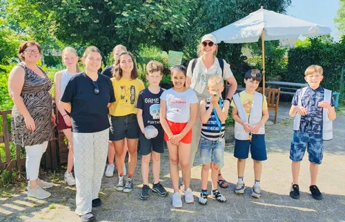 de kinderen van de piezo talentenacademie beroepen in het groen bezoeken de wijktuin noordhove fotograaf jeroen stahlecker