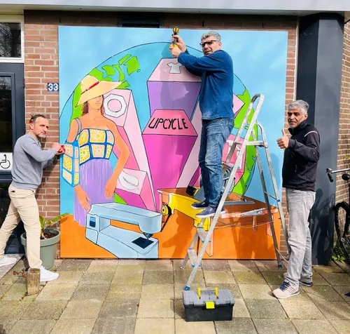 de muurschildering over duurzaamheid krijgt een mooi plekje aan de muur van de piezo ambachtenwerkplaats foto stichting piezo