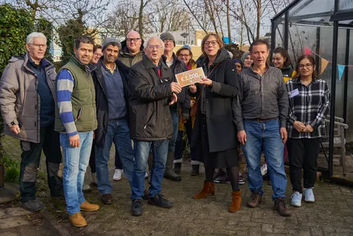 de pelgrimshoeve doneert 1000 euro ten behoeve van wijktuin noordhove fotograaf leon koppenol