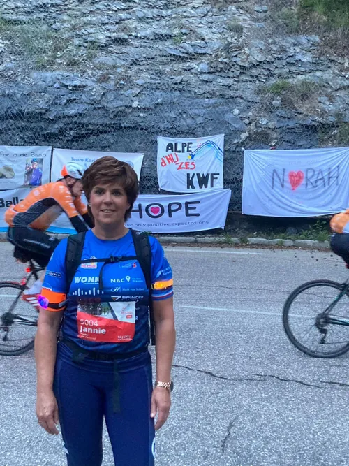 deelnemer jannie mulder met op de achtergrond het spandoek van onc parkdreef