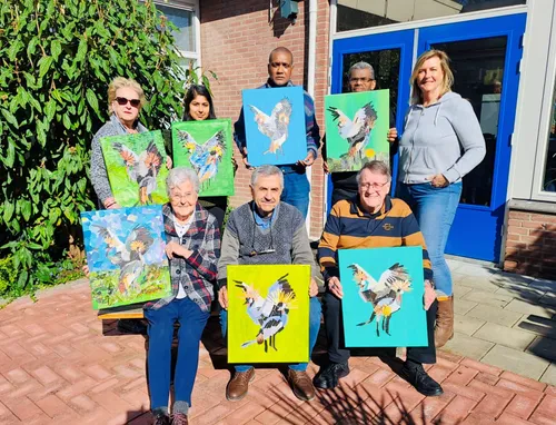 deelnemers van de tekenles van piezocentrum buytenwegh poseren met hun nieuwste kunstwerken foto stichting piezo